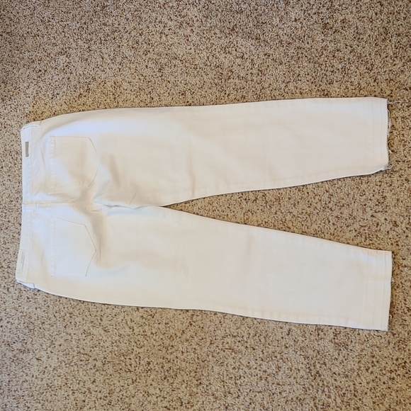 Liverpool Avery Crop in Atrium White with destruction - Picture 7 of 16